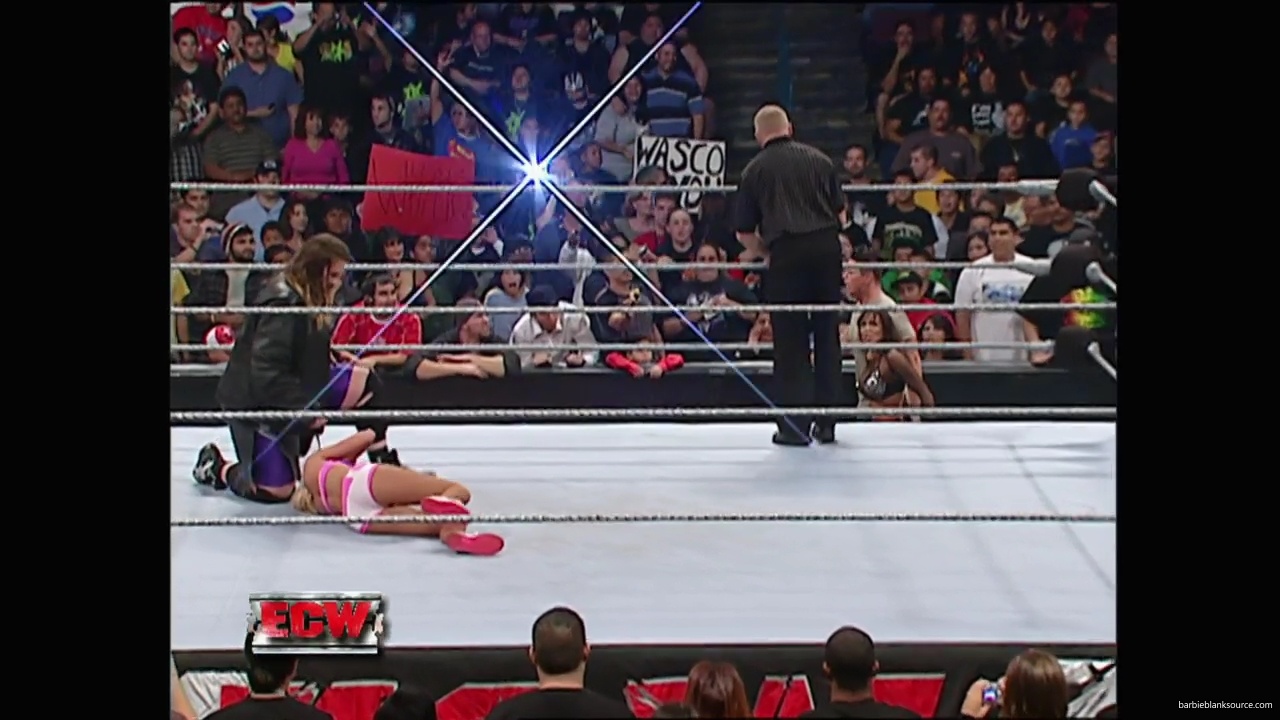 WWE_ECW_11_06_07_Kelly_vs_Layla_mp41068.jpg