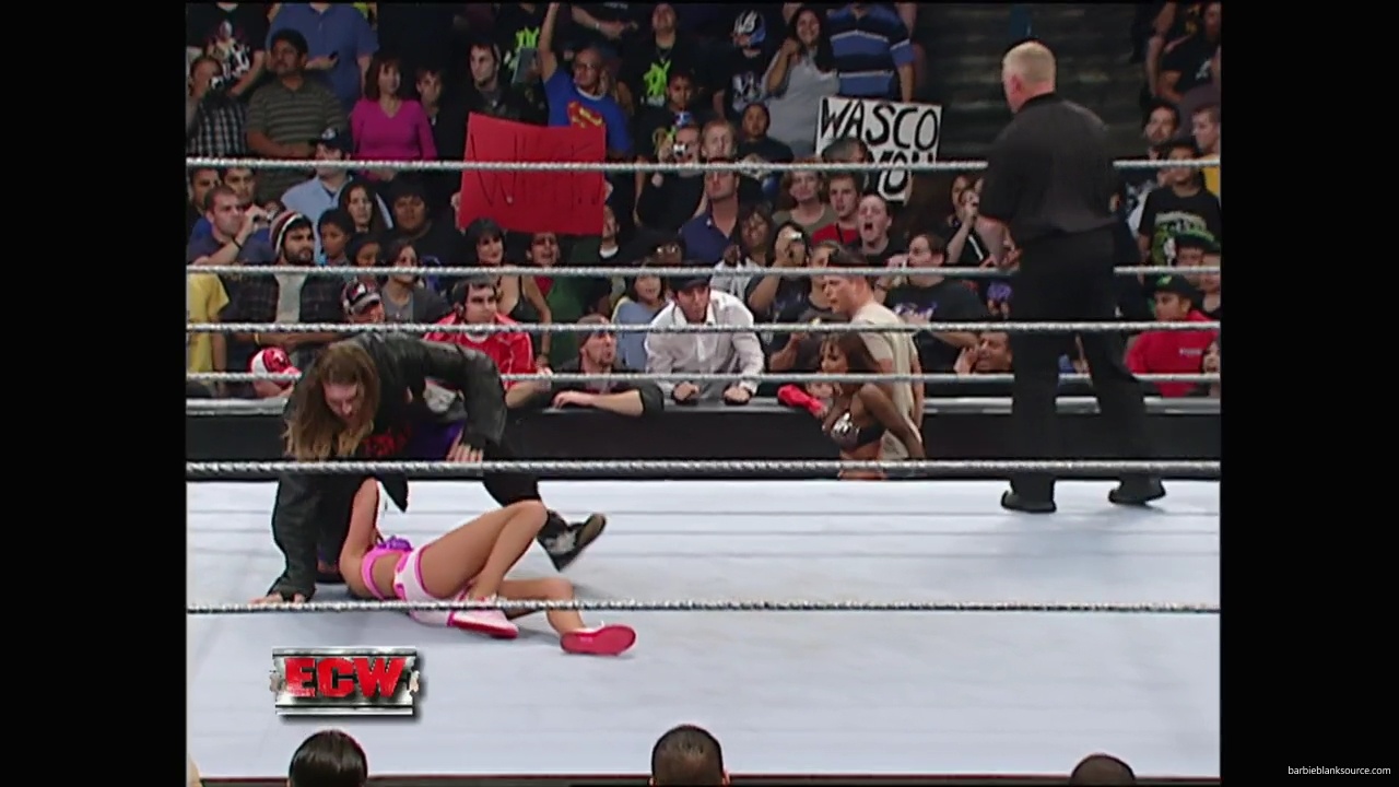 WWE_ECW_11_06_07_Kelly_vs_Layla_mp41069.jpg
