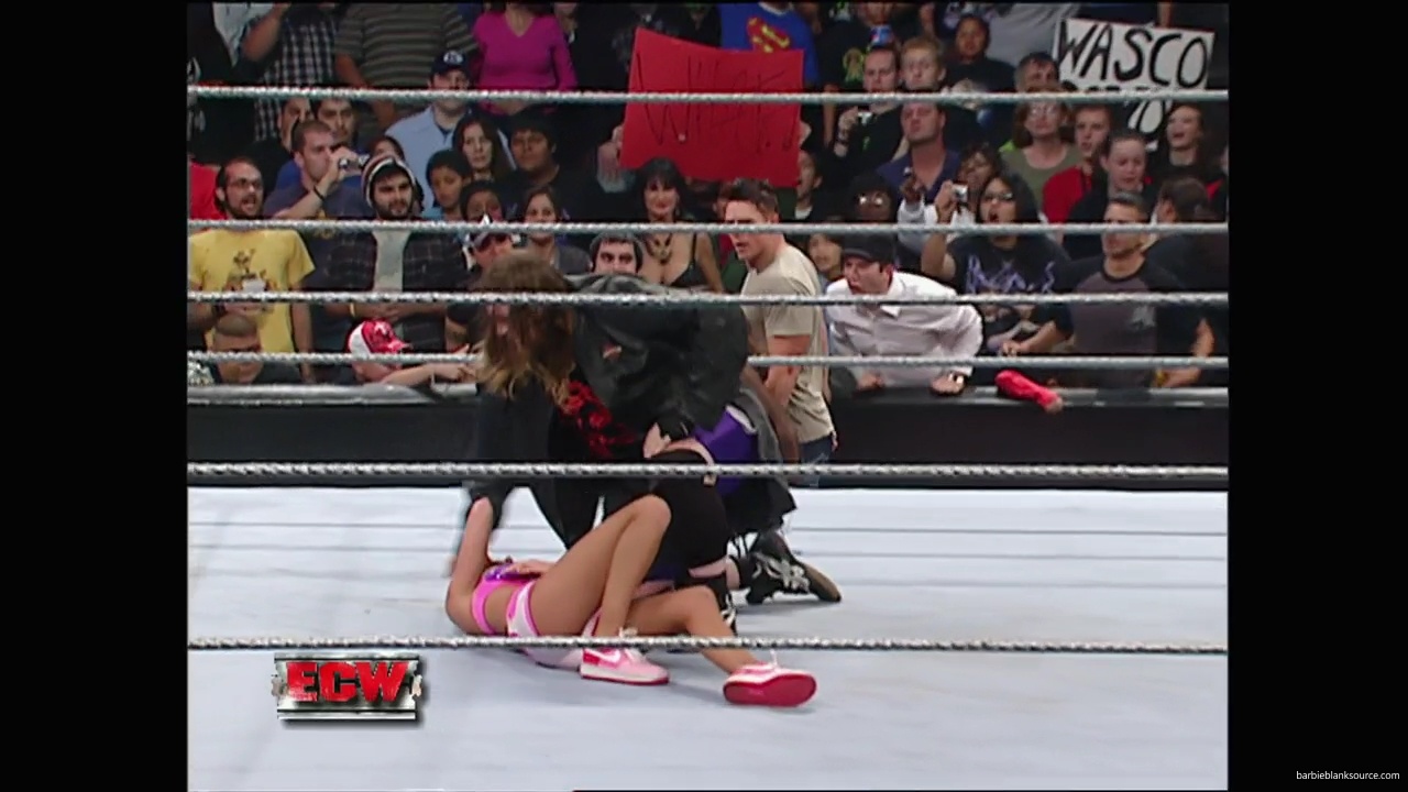 WWE_ECW_11_06_07_Kelly_vs_Layla_mp41070.jpg