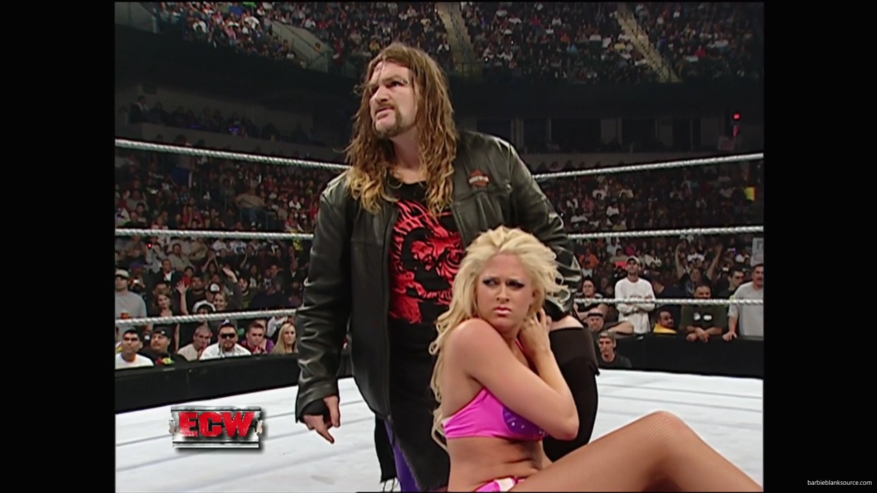 WWE_ECW_11_06_07_Kelly_vs_Layla_mp41088.jpg