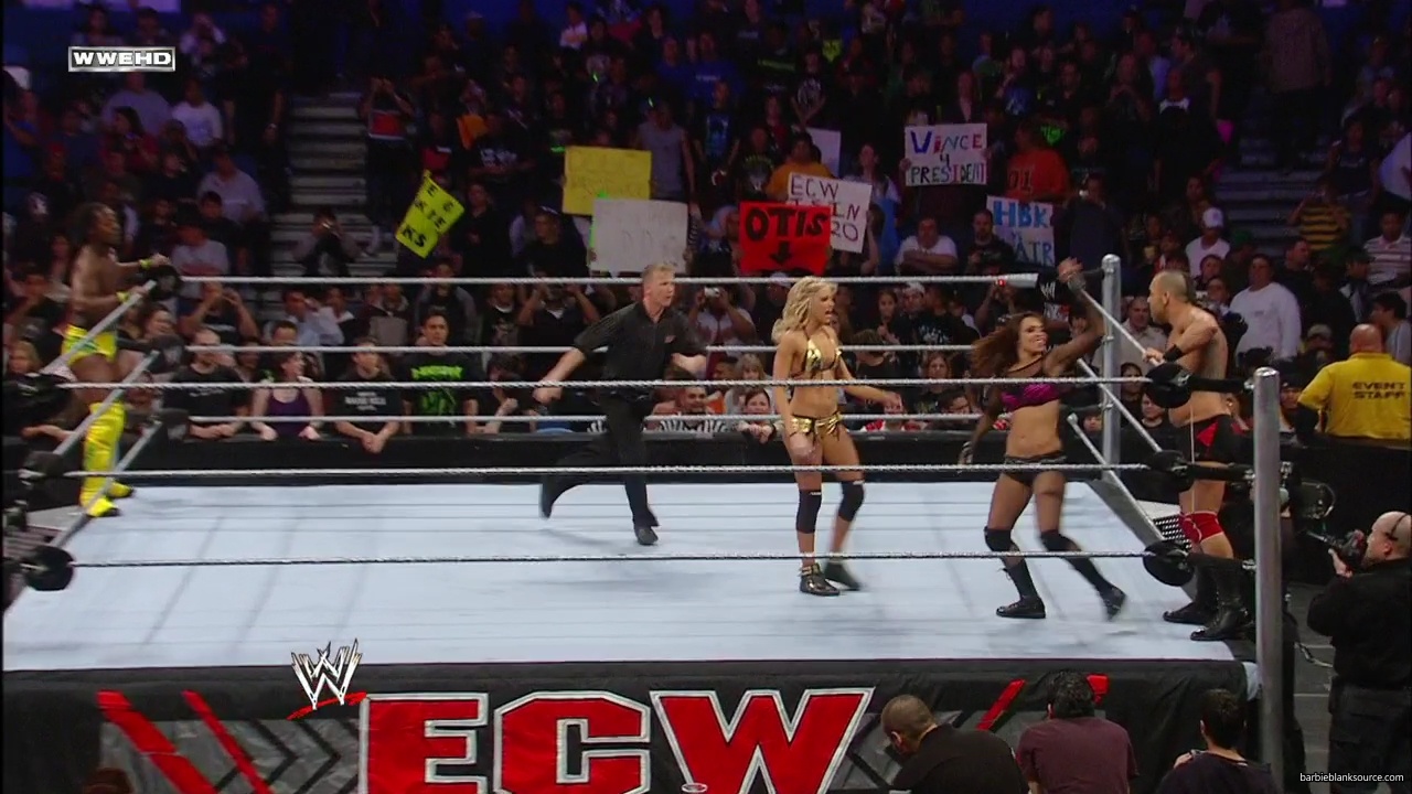 WWE_ECW_02_26_08_Kelly_Kofi_vs_Layla_Santino_mp42148.jpg