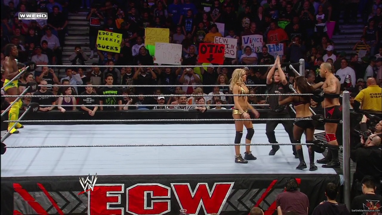 WWE_ECW_02_26_08_Kelly_Kofi_vs_Layla_Santino_mp42149.jpg