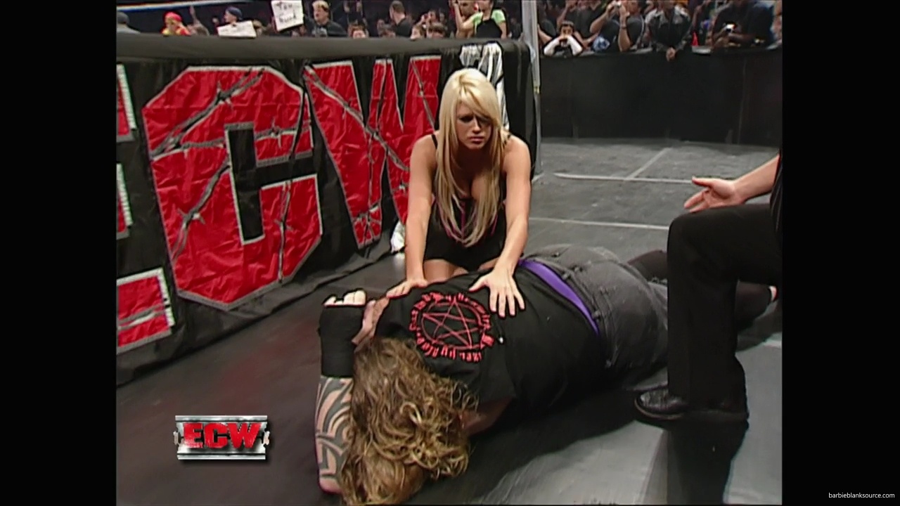 WWE_ECW_10_09_07_Kelly_Ringside_mp40377.jpg