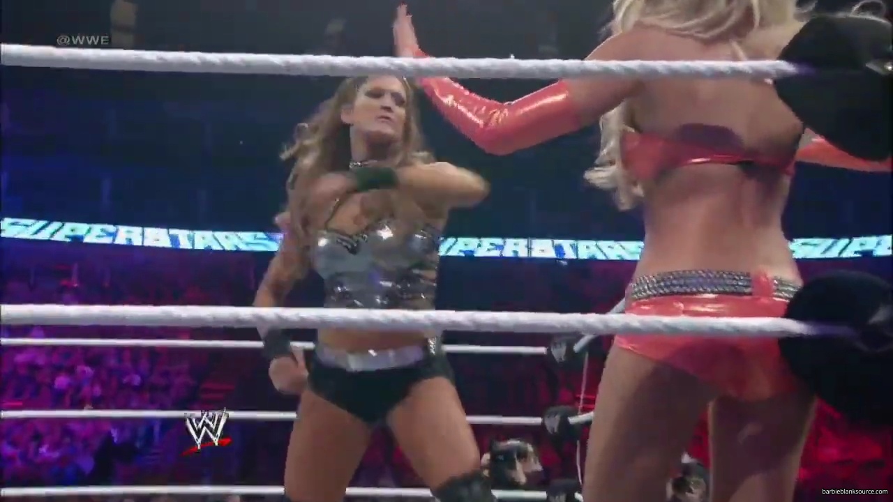 WWE_Superstars_28201229___Kelly_Kelly_V_Eve_Torres_28_HD_29_mp40122.jpg