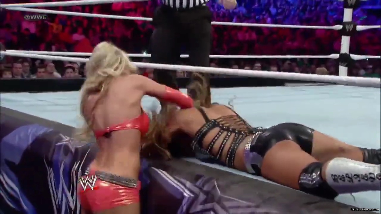 WWE_Superstars_28201229___Kelly_Kelly_V_Eve_Torres_28_HD_29_mp40166.jpg