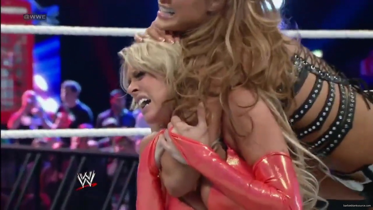 WWE_Superstars_28201229___Kelly_Kelly_V_Eve_Torres_28_HD_29_mp40238.jpg