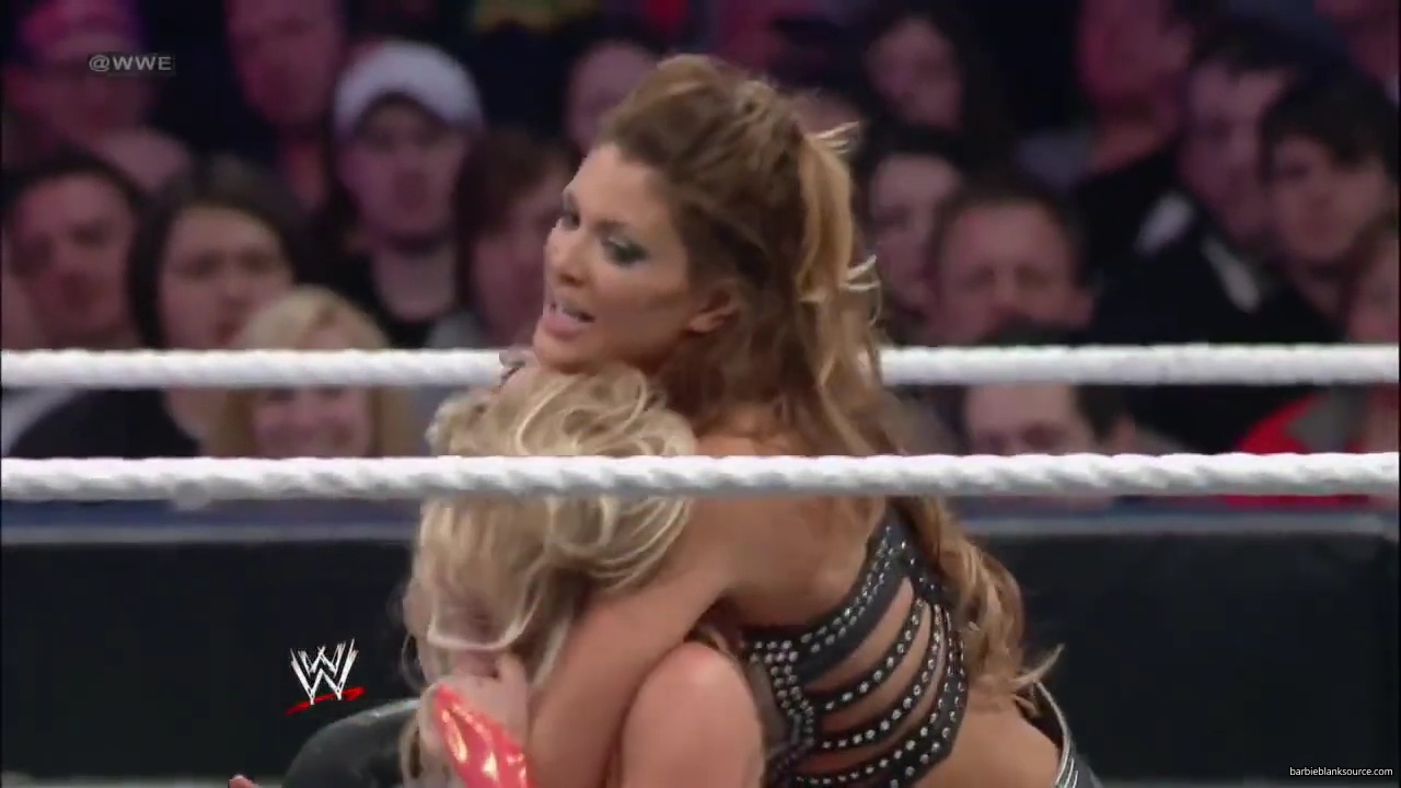 WWE_Superstars_28201229___Kelly_Kelly_V_Eve_Torres_28_HD_29_mp40283.jpg