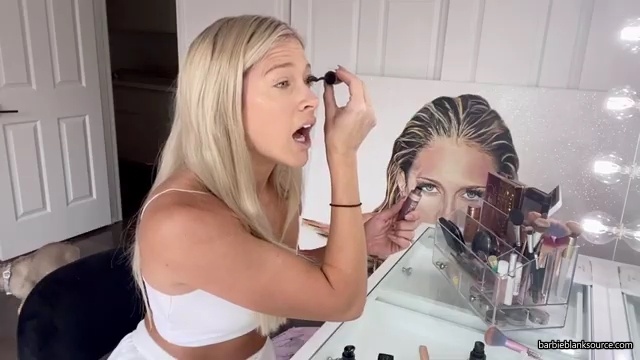 A_DAY_IN_THE_LIFE_OF_ME_28MINI_MAKEUP_TUTORIAL2C_WINE_INTERVIEW2C_DENTIST2C_HAIR_2C_AUTOGRAPH_SIGNING29_mp40217.jpg