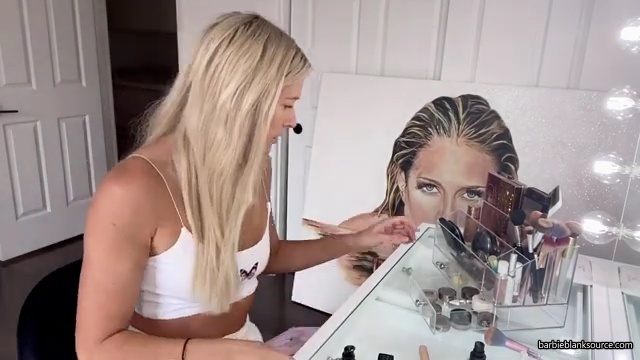 A_DAY_IN_THE_LIFE_OF_ME_28MINI_MAKEUP_TUTORIAL2C_WINE_INTERVIEW2C_DENTIST2C_HAIR_2C_AUTOGRAPH_SIGNING29_mp40246.jpg