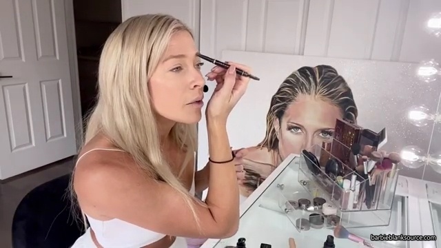 A_DAY_IN_THE_LIFE_OF_ME_28MINI_MAKEUP_TUTORIAL2C_WINE_INTERVIEW2C_DENTIST2C_HAIR_2C_AUTOGRAPH_SIGNING29_mp40281.jpg