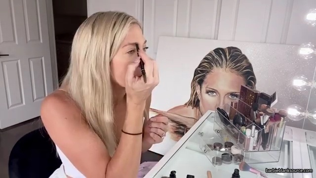 A_DAY_IN_THE_LIFE_OF_ME_28MINI_MAKEUP_TUTORIAL2C_WINE_INTERVIEW2C_DENTIST2C_HAIR_2C_AUTOGRAPH_SIGNING29_mp40287.jpg
