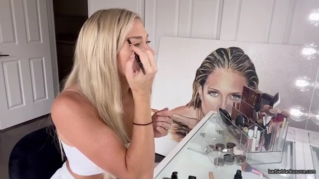 A_DAY_IN_THE_LIFE_OF_ME_28MINI_MAKEUP_TUTORIAL2C_WINE_INTERVIEW2C_DENTIST2C_HAIR_2C_AUTOGRAPH_SIGNING29_mp40295.jpg