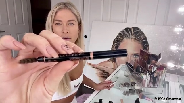 A_DAY_IN_THE_LIFE_OF_ME_28MINI_MAKEUP_TUTORIAL2C_WINE_INTERVIEW2C_DENTIST2C_HAIR_2C_AUTOGRAPH_SIGNING29_mp40309.jpg
