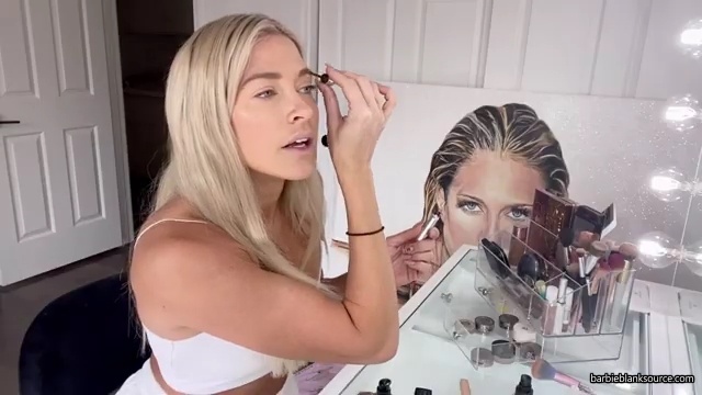 A_DAY_IN_THE_LIFE_OF_ME_28MINI_MAKEUP_TUTORIAL2C_WINE_INTERVIEW2C_DENTIST2C_HAIR_2C_AUTOGRAPH_SIGNING29_mp40322.jpg
