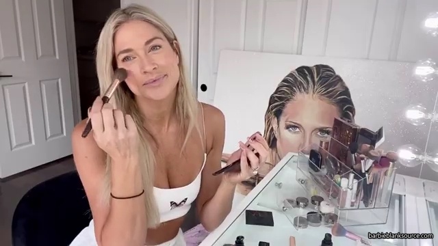 A_DAY_IN_THE_LIFE_OF_ME_28MINI_MAKEUP_TUTORIAL2C_WINE_INTERVIEW2C_DENTIST2C_HAIR_2C_AUTOGRAPH_SIGNING29_mp40367.jpg