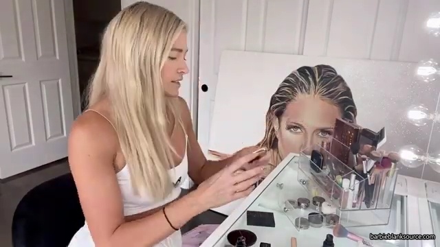 A_DAY_IN_THE_LIFE_OF_ME_28MINI_MAKEUP_TUTORIAL2C_WINE_INTERVIEW2C_DENTIST2C_HAIR_2C_AUTOGRAPH_SIGNING29_mp40370.jpg
