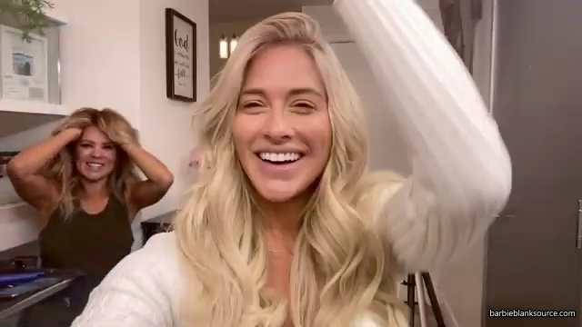 A_DAY_IN_THE_LIFE_OF_ME_28MINI_MAKEUP_TUTORIAL2C_WINE_INTERVIEW2C_DENTIST2C_HAIR_2C_AUTOGRAPH_SIGNING29_mp40657.jpg
