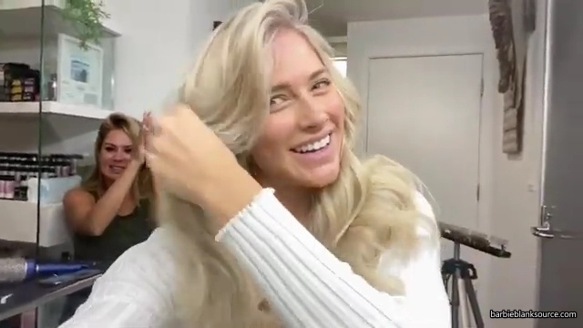 A_DAY_IN_THE_LIFE_OF_ME_28MINI_MAKEUP_TUTORIAL2C_WINE_INTERVIEW2C_DENTIST2C_HAIR_2C_AUTOGRAPH_SIGNING29_mp40660.jpg