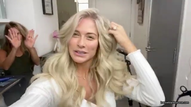 A_DAY_IN_THE_LIFE_OF_ME_28MINI_MAKEUP_TUTORIAL2C_WINE_INTERVIEW2C_DENTIST2C_HAIR_2C_AUTOGRAPH_SIGNING29_mp40661.jpg