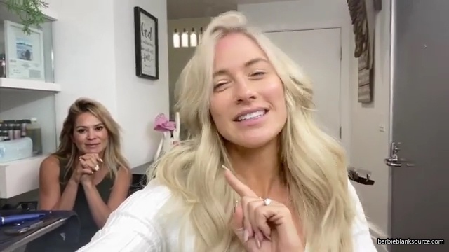 A_DAY_IN_THE_LIFE_OF_ME_28MINI_MAKEUP_TUTORIAL2C_WINE_INTERVIEW2C_DENTIST2C_HAIR_2C_AUTOGRAPH_SIGNING29_mp40684.jpg