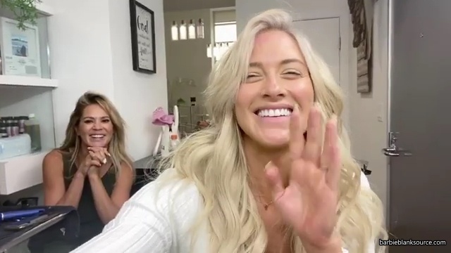 A_DAY_IN_THE_LIFE_OF_ME_28MINI_MAKEUP_TUTORIAL2C_WINE_INTERVIEW2C_DENTIST2C_HAIR_2C_AUTOGRAPH_SIGNING29_mp40698.jpg