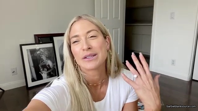 A_DAY_IN_THE_LIFE_OF_ME_28MINI_MAKEUP_TUTORIAL2C_WINE_INTERVIEW2C_DENTIST2C_HAIR_2C_AUTOGRAPH_SIGNING29_mp40803.jpg