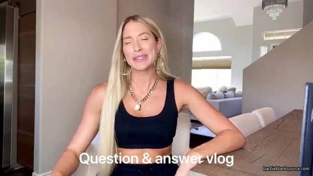 HERE_IT_IS_QUESTION_AND_ANSWER_VLOG_28lots_of_answers_to_questions_I_havent_talked_about_before29_mp40001.jpg