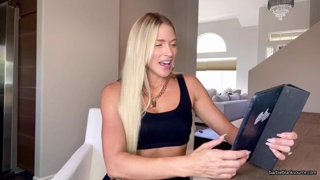 HERE_IT_IS_QUESTION_AND_ANSWER_VLOG_28lots_of_answers_to_questions_I_havent_talked_about_before29_mp40060.jpg