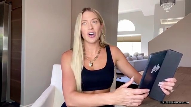 HERE_IT_IS_QUESTION_AND_ANSWER_VLOG_28lots_of_answers_to_questions_I_havent_talked_about_before29_mp40063.jpg