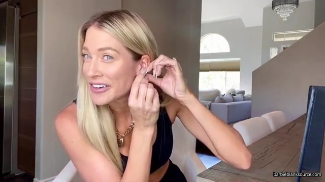 HERE_IT_IS_QUESTION_AND_ANSWER_VLOG_28lots_of_answers_to_questions_I_havent_talked_about_before29_mp40252.jpg