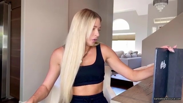 HERE_IT_IS_QUESTION_AND_ANSWER_VLOG_28lots_of_answers_to_questions_I_havent_talked_about_before29_mp40424.jpg