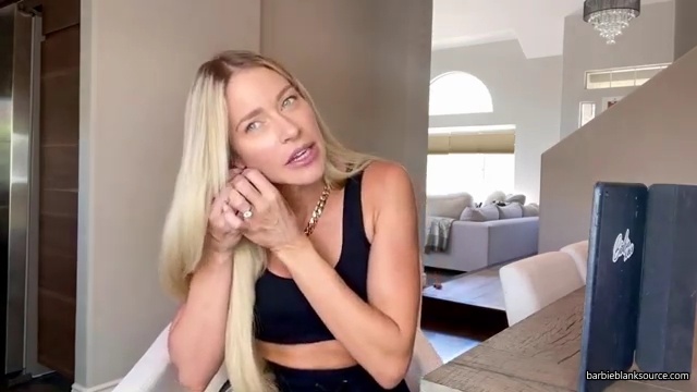 HERE_IT_IS_QUESTION_AND_ANSWER_VLOG_28lots_of_answers_to_questions_I_havent_talked_about_before29_mp40444.jpg
