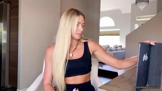 HERE_IT_IS_QUESTION_AND_ANSWER_VLOG_28lots_of_answers_to_questions_I_havent_talked_about_before29_mp40564.jpg