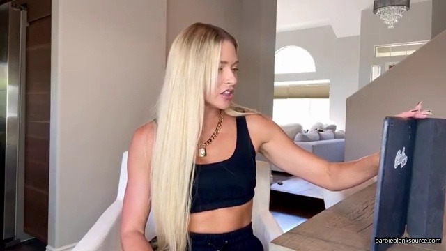HERE_IT_IS_QUESTION_AND_ANSWER_VLOG_28lots_of_answers_to_questions_I_havent_talked_about_before29_mp40575.jpg