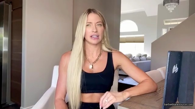 HERE_IT_IS_QUESTION_AND_ANSWER_VLOG_28lots_of_answers_to_questions_I_havent_talked_about_before29_mp40602.jpg