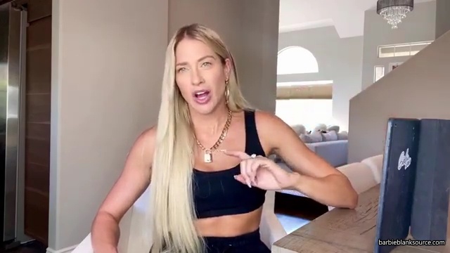 HERE_IT_IS_QUESTION_AND_ANSWER_VLOG_28lots_of_answers_to_questions_I_havent_talked_about_before29_mp40821.jpg