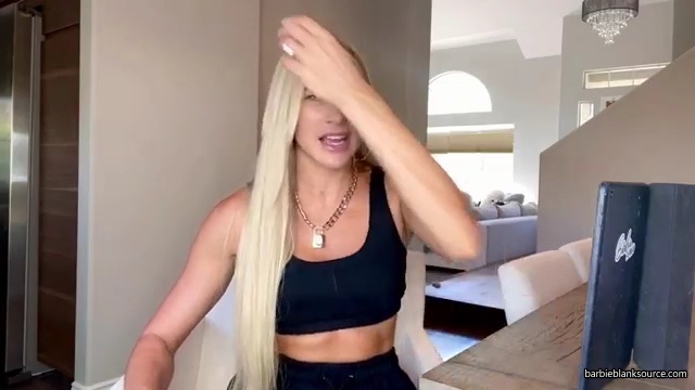 HERE_IT_IS_QUESTION_AND_ANSWER_VLOG_28lots_of_answers_to_questions_I_havent_talked_about_before29_mp40876.jpg