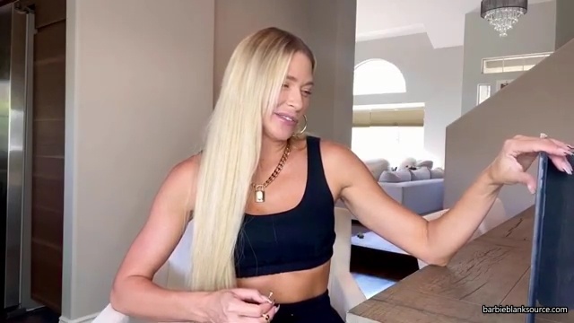 HERE_IT_IS_QUESTION_AND_ANSWER_VLOG_28lots_of_answers_to_questions_I_havent_talked_about_before29_mp40908.jpg