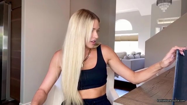HERE_IT_IS_QUESTION_AND_ANSWER_VLOG_28lots_of_answers_to_questions_I_havent_talked_about_before29_mp40978.jpg