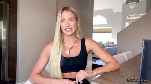 HERE_IT_IS_QUESTION_AND_ANSWER_VLOG_28lots_of_answers_to_questions_I_havent_talked_about_before29_mp41026.jpg