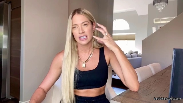 HERE_IT_IS_QUESTION_AND_ANSWER_VLOG_28lots_of_answers_to_questions_I_havent_talked_about_before29_mp41079.jpg