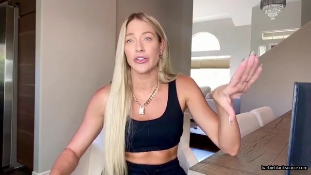 HERE_IT_IS_QUESTION_AND_ANSWER_VLOG_28lots_of_answers_to_questions_I_havent_talked_about_before29_mp41084.jpg