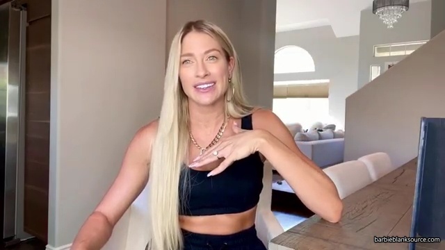 HERE_IT_IS_QUESTION_AND_ANSWER_VLOG_28lots_of_answers_to_questions_I_havent_talked_about_before29_mp41087.jpg