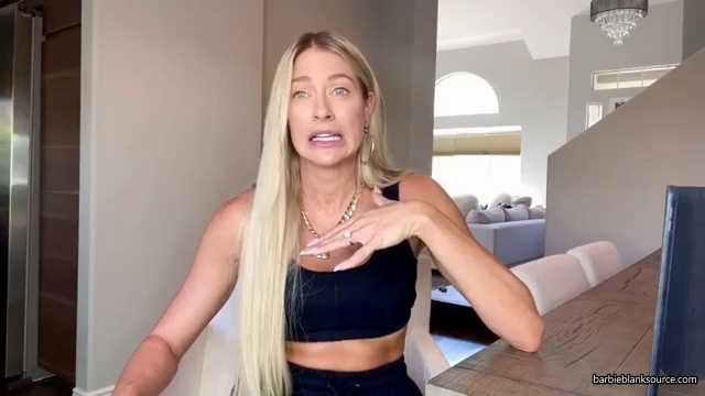 HERE_IT_IS_QUESTION_AND_ANSWER_VLOG_28lots_of_answers_to_questions_I_havent_talked_about_before29_mp41091.jpg