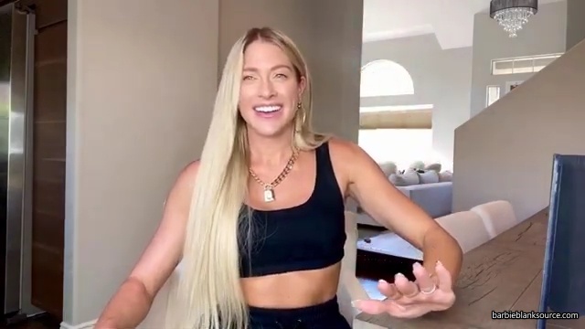 HERE_IT_IS_QUESTION_AND_ANSWER_VLOG_28lots_of_answers_to_questions_I_havent_talked_about_before29_mp41098.jpg