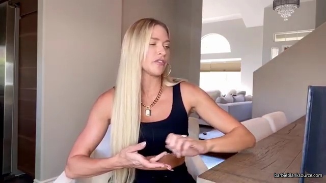 HERE_IT_IS_QUESTION_AND_ANSWER_VLOG_28lots_of_answers_to_questions_I_havent_talked_about_before29_mp41133.jpg