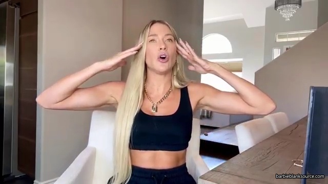 HERE_IT_IS_QUESTION_AND_ANSWER_VLOG_28lots_of_answers_to_questions_I_havent_talked_about_before29_mp41199.jpg