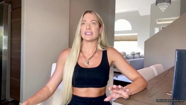 HERE_IT_IS_QUESTION_AND_ANSWER_VLOG_28lots_of_answers_to_questions_I_havent_talked_about_before29_mp41221.jpg