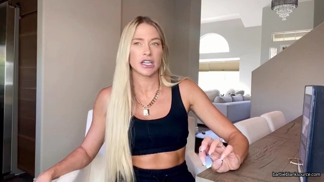 HERE_IT_IS_QUESTION_AND_ANSWER_VLOG_28lots_of_answers_to_questions_I_havent_talked_about_before29_mp41352.jpg