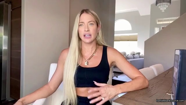 HERE_IT_IS_QUESTION_AND_ANSWER_VLOG_28lots_of_answers_to_questions_I_havent_talked_about_before29_mp41377.jpg